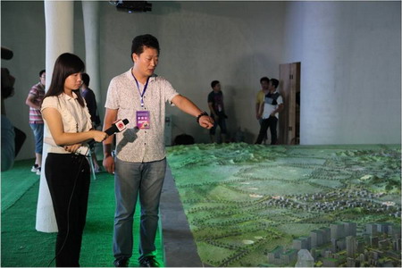 我院朱昌镇项目设计师薛志强向记者介绍项目总体设计